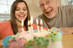 Cumpleaños Anciano y Joven